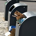 Nestvaran snimak iz Crne Gore: Devojci upala torbica u podzemni kontejner, pogledajte kralja šta je uradio!
