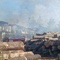 Prve fotografije požara u fabrici peleta u čajetini Brzom reakcijom vatrogasaca sprečena dalja katastrofa, radnici za Kurir…