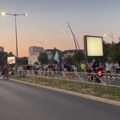 Novi Sad: Građani se okupljaju u znak podrške hapšenoj profesorki Mariji Vasić, priključili se i biciklisti