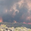 Izgorele garaže u blizini zemunskog vrtića: Buktinja na Batajničkom drumu, totalna šteta na dva uslužna objekta
