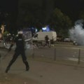 (VIDEO) Sukobi na Novom Beogradu: Građani gađali Žandarmeriju, ispaljen suzavac, prevrnuti kontejneri