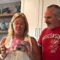 Venčani poklon od kume otvorila nakon 25 godina: Kad je videla šta je u kutiji, zanemela je