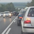 Automobil preprečio put, delovi rasuti svuda! Saobraćajna nesreća kod Sremskih Karlovaca: Saobraćaj otežan (foto, video)