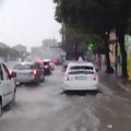 (Video) Lavorom izbacuju vodu iz kuće! Jutro nakon potopa u Kragujevcu: Situacija u pojedinim delovima grad i dalje loša…