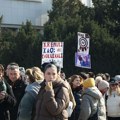 U Sremskoj Kamenici prazne stolice i ruže u spomen žrtvama nadstrešnice