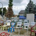 U Sremskoj Kamenici prazne stolice i ruže u spomen žrtvama nadstrešnice