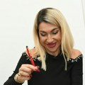 Jovana Jeremić drži svoj portret na zidu Voditeljka pokazala detalje u stanu na Dorćolu, svuda njene fotografije i lavovi