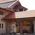 Zamenila krov, napravila garažu i pomoćne objekte: Tanja Savić renovirala porodičnu kuću, komšije razvezale jezik: "Pomaže…