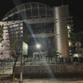 Danas: Građani se okupili ispred Pinka, kordon policije štiti zgradu