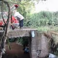 Žena bacila 20 vreća otpada u reku: Smeće vadila iz gepeka, oglasila se inspekcija (video)