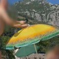 Turista u Sutomoru čekićem napao suncobran i podigao standarde paradajz-turizma (VIDEO)