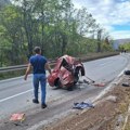 Prve slike nesreće u sićevaćkoj klisuri: Delovi automobila svuda po putu, jedan deo smrvljen ispod kamiona (foto)