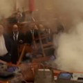 (VIDEO) Haos u albanskom parlamentu: Poslanik aktivirao dimne bombe