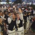 Stranci zaigrali Moravac: Završen čačanski "Etnofest", gosti iz Kolumbije, Perua i Italije naučili čuveno srpsko kolo…
