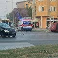 Od siline udara automobil završio na krovu u sudaru dve osobe povređene