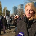 Mila Popović: Suština politike SNS staje u jedan simbol – srednji prst