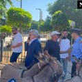 Otkud magarci ispred Skupštine Kosova? (VIDEO)