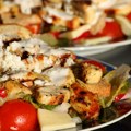 Ideja za lagan ručak: Grčka salata sa piletinom