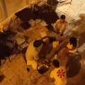 Tuča turista na Jadranu u 4 ujutru, mladića oborili i šutiraju ga! Uznemirujući snimak, čuje se krik: "Umreće!" Polomljeno sve…