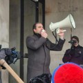 VIDEO: Uvrede upućene poslaniku PSG Radivoju Jovoviću ispisane u delu grada u kom živi