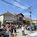Protest solidarnosti sa roditeljima čiju je decu vređala SNS aktivistkinja i nastavnica održan u Vlasotincu