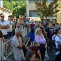 Učenici i roditelji uz nastavnike koji su ostali bez posla i razrednog starešinstva