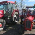 Nezadovoljni poljoprivrednici u Zrenjaninu parkirali traktore kod Gradske kuće
