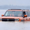 Кинески СУВ прешао највећу реку у земљи: Амфибијско путовање од 1,5 км ФОТО/ВИДЕО