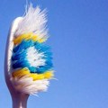 На вашој четкици за зубе бујају бактерије – време је да је промените