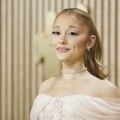 „Непријатно је и ужасно“: Ариана Гранде одговорила фановима који су забринути због њеног изгледа