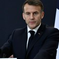 (Foto, video) "Da nije opet Brižit..." Svet gleda u Makronovo krvavo oko i niže teorije, on tvrdi da je "stvar bezazlena"