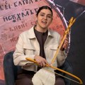 Bojana čuva vekovima staru srpsku tradiciju - lepa guslarka zasvirala nacionalni instrument u studiju Kurira: Od rođenja…