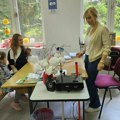 Jedna devojčica čuva školu od zatvaranja: Mala Elena je jedini đak pod vodopadima Sopotnice — sama je u klupi, ali školsko…