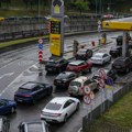 Nestašica goriva parališe Rusiju: Vozači čekaju satima, na pumpama izbijaju tuče VIDEO
