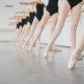 Jedina baletska škola u Obrenovcu izbačena iz Kulturnog centra posle 32 godine, vlasnica sumnja da je razlog otvorena podrška…