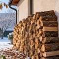 Naslagao je drva uz zid kuće, a dve zime kasnije usledio je šok: Stručnjak odmah otkrio grešku koju mnogi prave