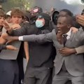 VIDEO: Gradonačelnik u Francuskoj štitio demonstrante od policije, pa pogođen suzavcem u oko