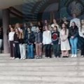 Leskovački Gimnazijalci proslavili pobedu studenata uz pesmu “Ovo je zemlja za nas”