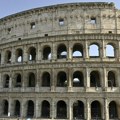 Italijanska policija identifikovala par koji je urezao svoja imena na zidu Koloseuma