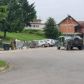 Kurtijevi policajci postavljaju betonske barijere: Prekopani i blokirani lokalni putevi u Leposaviću