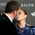 Džej Lo na crvenom tepihu prošetala haljinu iz budućnosti: Podarila strasni poljubac mužu, pokupili poglede