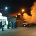 Nesreća u Sremčici: Kulja dim između kombija i automobila, policija i vatrogasci na terenu (video)