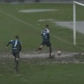 Tri puta morao da šutne na prazan gol! Bizaran, komičan pogodak u komšiluku zbog katastrofalnog stanja terena (video)