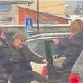 (Video) Žene se potukle na parkingu: Posle svađe se gurale se i šutirale, tuča zaustavila saobraćaj: Vozači u šoku sve…