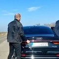 Incident na automobilu u kome je bio Vučić: Na putu za Mokrin otpao točak, obezbeđenje odmah reagovalo (video)