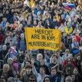 Protesti u Slovačkoj zbog Fica u Moskvi, poručuju mu – ostani tamo FOTO