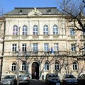 Đaci Zemunske gimnazije fizički blokirali zgradu zbog najave da se od danas nastava vraća u normalu