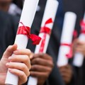 Otac tokom ceremonije dodele diploma sa sinom u naručju bežao policiji, razlog će vam razvući širok osmeh