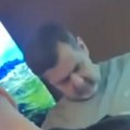 Brat svrgnutog sirijskog lidera Bašara al-Asada viđen u ovom gradu?! Sedi u kafiću, pije kafu i skroluje po telefonu…