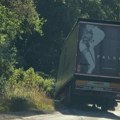 Drama kod Nove Varoši! Otkačila se prikolica sa šlepera tokom vožnje, za dlaku izbegnuta tragedija